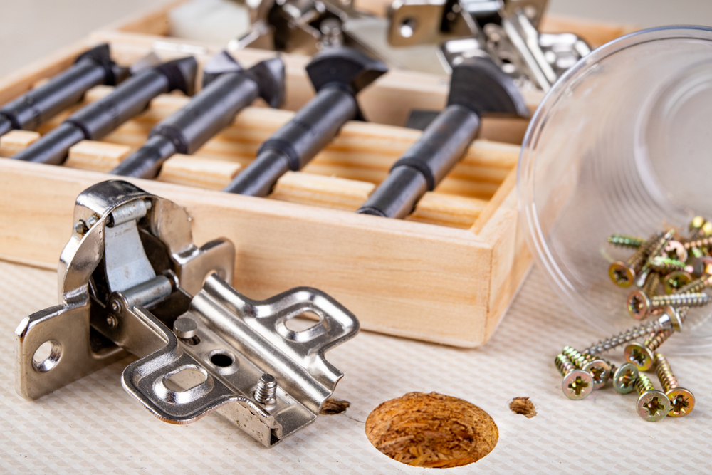 door hinges and knobs to use during a professional door replacement